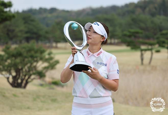 12일 경북 구미의 골프존카운티 선산에서 끝난 KLPGA 투어 iM금융오픈에서 우승을 차지한 김민솔이 트로피에 입 맞추고 있다. 사진 제공=KLPGA