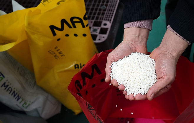 경기 안산시의 한 플라스틱 필름 제조 공장의 원료 창고에서 관계자가 폴리에틸렌 등 원료를 보여주고 있다. 연합뉴스