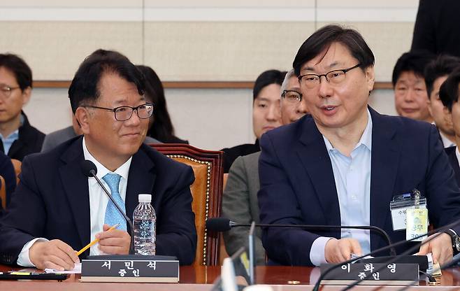 14일 국회 '윤석열 정권 정치검찰 조작기소 의혹 사건 진상규명' 국정조사특별위원회에서 열린 쌍방울 대북 송금 사건 관련 청문회에서 이화영 전 경기도 평화부지사와 서민석 변호사가 대화하고 있다. ⓒ연합뉴스