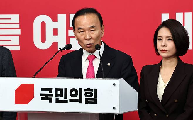 박덕흠 국민의힘 공천관리위원장이 14일 서울 영등포구 여의도 중앙당사에서 6·3 지방선거 경북도지사 최종 후보에 이철우 현 경북도지사를 확정, 발표하고 있다. ⓒ연합뉴스