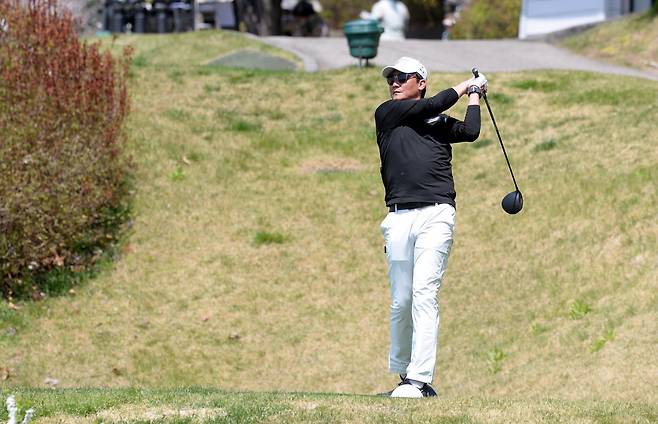 김해운 성남 단장은 13일 경기도 용인 코리아CC서 열린 2026 축구인 골프대회서 북중미월드컵에 출전할 후배 골키퍼들을 향해 “주전 자리를 따내려면 소속팀서 활약과 개별적인 월드컵 상대 공부가 뒷받침 돼야 한다”고 조언했다. 용인│사진공동취재단