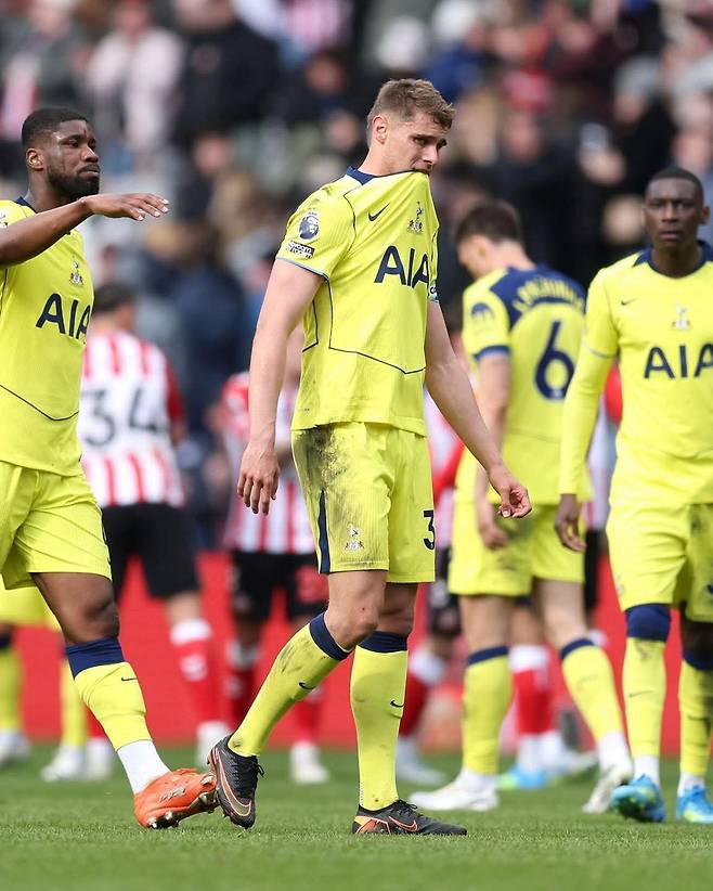 토트넘 선수들이 13일(한국시간) 선덜랜드와 EPL 32라운드 원정경기를 패하며 강등권을 벗어나지 못하자 고통스러워하고 있다. 사진출처｜SNS