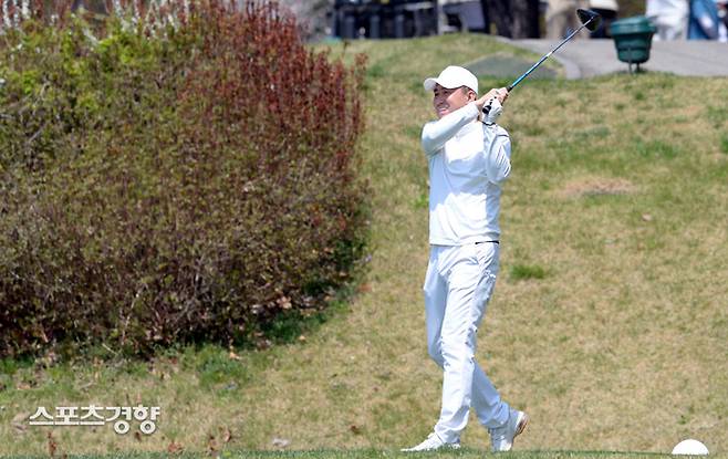 강원FC 김병지 대표가 13일 경기도 용인 코리아CC에서 열린 ‘2026 축구인 골프대회’에 참석해 티샷을 날린 뒤 지켜보고 있다.  용인 | 문재원 기자