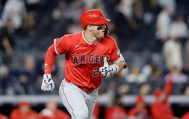LA 에인절스 마이크 트라웃이 14일 뉴욕 양키스전에서 8회초 투런 홈런을 날린 뒤 타구를 보며 뛰고 있다. AFP연합뉴스