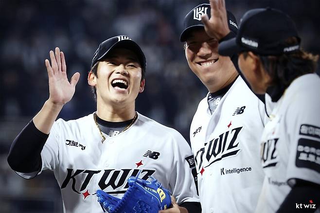 ▲ 박영현(왼쪽) ⓒKT 위즈