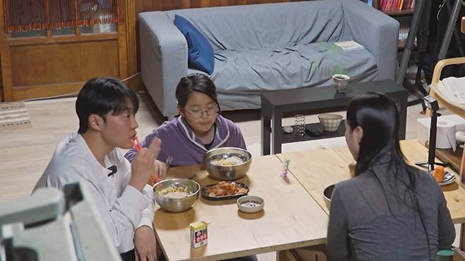 ▲ 왼쪽부터 최고기, 솔잎이, 최고기의 여자친구. 제공| TV CHOSUN