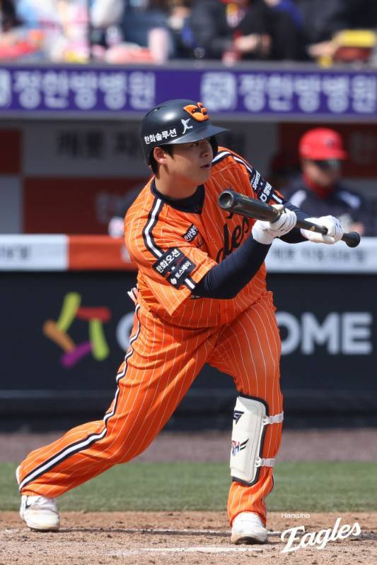 ▲ 11일 대전 KIA 타이거즈전에서 4번이 아닌 6번 타자로 선발 출전해 희생번트까지 댄 노시환. 한화 이글스는 13일 노시환을 1군 엔트리에서 말소했다. 노시환은 비시즌 한화와 11년 307억원이라는 초대형 비FA 다년계약을 맺었으나 올 시즌 초반 고전을 면치 못하고 있다. 시즌 타율이 1할에 머무는 등 긴 슬럼프에 빠졌다. 2군 퓨처스팀에서 몸과 마음을 재정비해야 한다.&nbsp;ⓒ한화 이글스