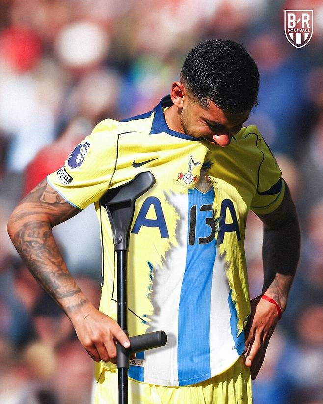 ▲ 강등권인 리그 18위로 내몰린 상황에서 '치명상'까지 입었다. 토트넘 홋스퍼가 '캡틴' 크리스티안 로메로의 시즌 아웃이란 초대형 악재를 마주했다. 새 감독을 영입해 분위기 일신을 꾀하던 팀에 '찬물' 이상의 결정타가 가해졌다. 좌초 직전이다. ⓒ 'Bleacher Report Football' SNS