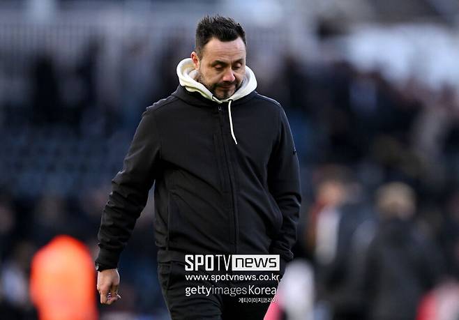 ▲ 지난달 31일 북런던에 부임한 로베르토 데 제르비 신임 감독에게도 뼈아픈 악재다. 시즌 도중 지휘봉을 잡아 반등을 노렸지만 핵심 수비수 이탈이란 변수가 겹쳐 계획 자체가 흔들릴 가능성이 커졌다. 전술 선택의 폭이 크게 줄어들 수밖에 없는 상황이다.
