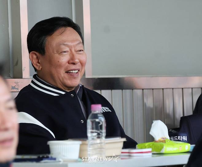 [B하인드★] '잠실오서방' 오스틴, 롯데 신동빈 구단주 앞에서 역전 솔로포 쾅! 8연승 동시에 10승 선착 축포