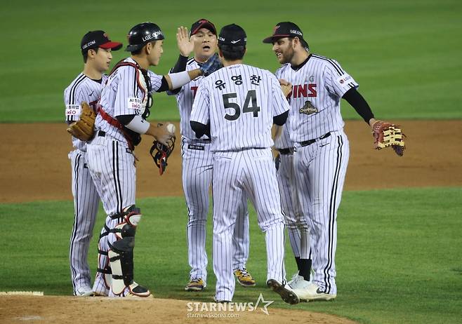 [B하인드★] '잠실오서방' 오스틴, 롯데 신동빈 구단주 앞에서 역전 솔로포 쾅! 8연승 동시에 10승 선착 축포