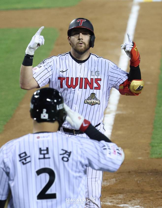 [B하인드★] '잠실오서방' 오스틴, 롯데 신동빈 구단주 앞에서 역전 솔로포 쾅! 8연승 동시에 10승 선착 축포