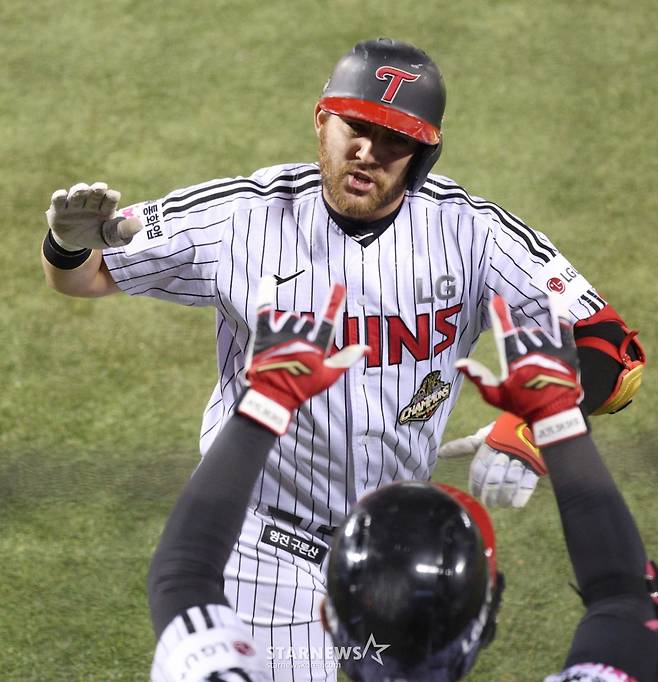 [B하인드★] '잠실오서방' 오스틴, 롯데 신동빈 구단주 앞에서 역전 솔로포 쾅! 8연승 동시에 10승 선착 축포