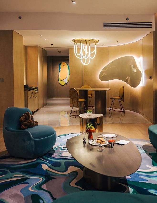 w 청두에는 날카로운 모서리가 없다. 완만한 곡선은 편안함을 만든다