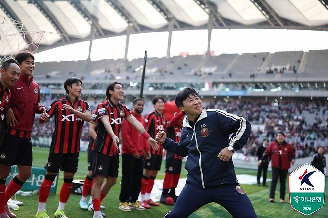 팬들을 향해 환호하는 김기동 FC서울 감독 [한국프로축구연맹 제공. 재판매 및 DB 금지]