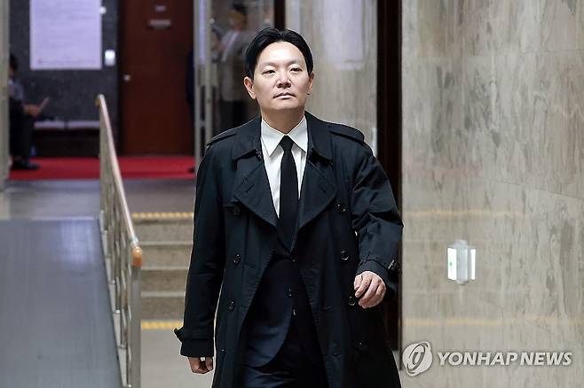 국민의힘 주최 청문회 참석하는 박상용 검사 (서울=연합뉴스) 신현우 기자 = 쌍방울 대북송금 사건을 수사했던 박상용 검사가 7일 국회에서 윤석열 정권 정치검찰 조작기소 의혹 사건 진상규명 국정조사특별위원회 국민의힘 위원들이 연 '민주당의 공소취소·재판조작 진상규명 청문회'에 참석하고 있다. 2026.4.7 nowwego@yna.co.kr