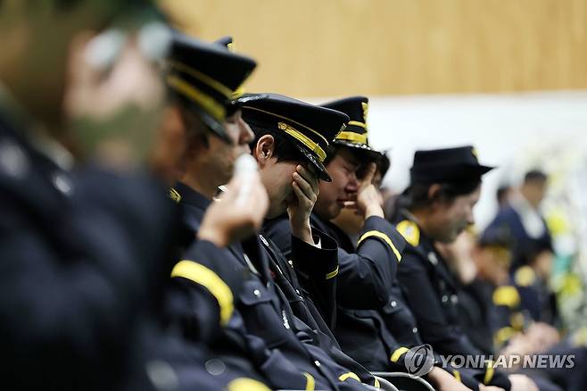 동료 떠나보내는 소방관 (완도=연합뉴스) 정다움 기자 = 14일 오전 전남 완도군 농어민문화체육센터에서 열린 고 박승원 소방경·노태영 소방교의 영결식에서 소방관들이 오열하고 있다. 2026.4.14 daum@yna.co.kr