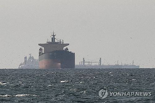 호르무즈 해협 인근의 화물선 [로이터 연합뉴스 자료사진]