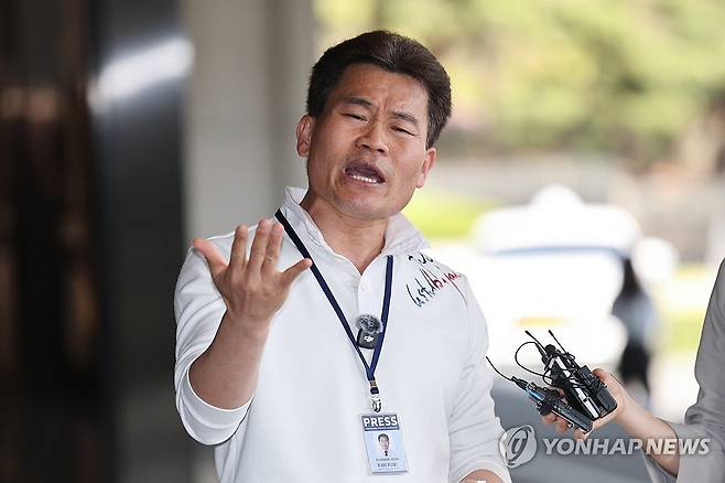 검찰 출석 전 발언하는 전한길 (서울=연합뉴스) 서대연 기자 = 이재명 대통령과 이준석 개혁신당 대표에 대한 명예훼손 혐의를 받는 전 한국사 강사 전한길 씨가 13일 서울 서초구 서울중앙지방검찰청에서 열린 구속영장 청구 전 피의자 조사에 출석하며 취재진에 입장을 밝히고 있다. 2026.4.13 dwise@yna.co.kr