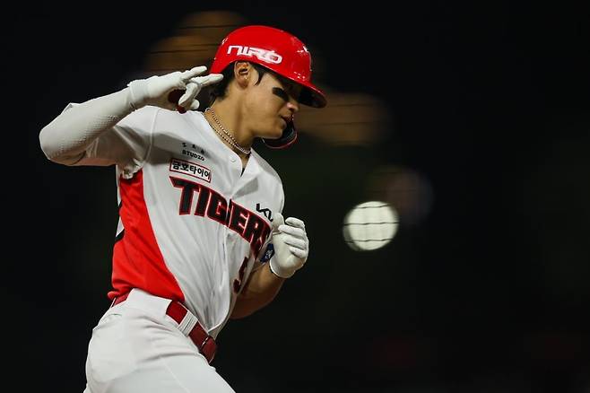 KIA 김도영 KIA 타이거즈 김도영이 14일 광주기아챔피언스필드에서 열린 2026 신한SOL KBO리그 정규시즌 키움 히어로즈와 홈 경기 5회말 공격에서 만루 홈런을 친 뒤 베이스를 돌고 있다. [KIA 타이거즈 제공. 재배포 및 DB 금지]