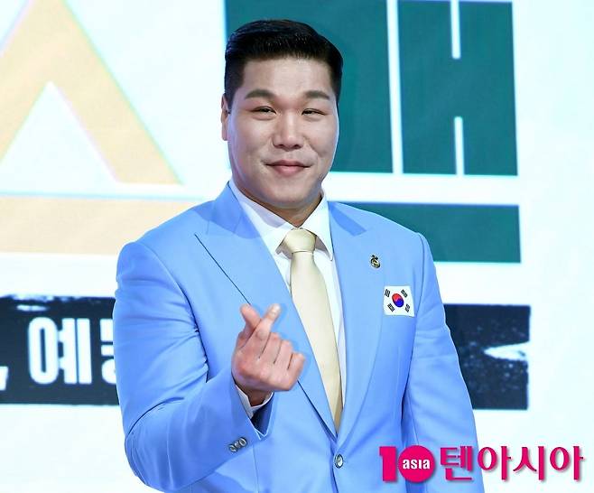 방송인 서장훈이 포즈를 취하고 있다 / 사진=텐아시아 DB