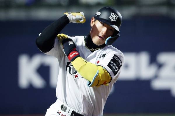 성인 남성이 매달려도 끄덕 없을 듯한 안현민의 근육. 2026.4.4 /kt wiz 제공