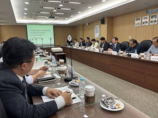 ▲ 인천연구원과 인천항발전협의회는 15일 '인천항 항만물류 현안 진단과 개선방안 모색'을 주제로 '제15차 인천연구원 현장동행 정책대화'를 공동 주최했다. /정혜리 기자 hye@incheonilbo.com