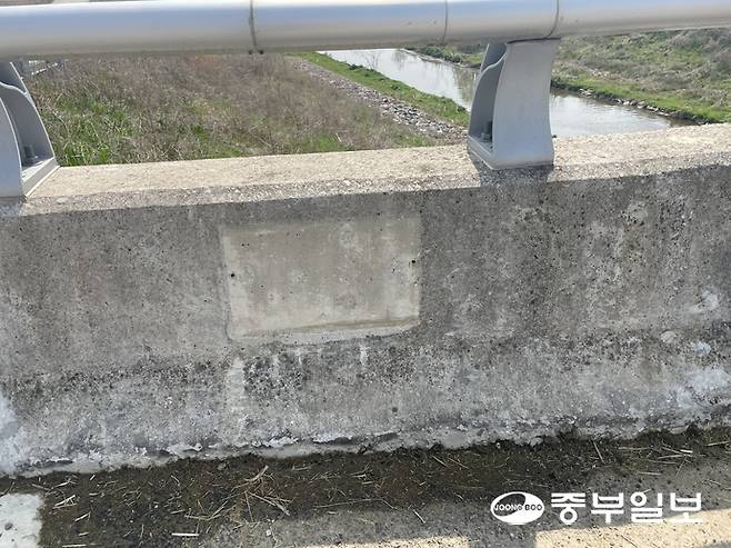 15일 오후 평택시 오성면 숙신교의 교량 표지판이 사라진 채 방치된 모습. 조미림기자