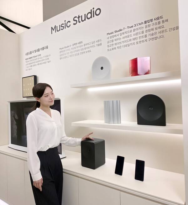 삼성전자 모델이 감각적인 디자인의 '뮤직 스튜디오 7'로 풍부한 사운드를 체험하고 있다.