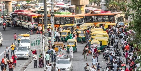 인도의 길거리가 차와 사람이 뒤엉켜 혼란스럽다.