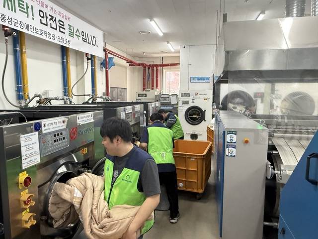 ▲ 군장애인보호작업장 조양크린 작업 사진-홍성군 제공