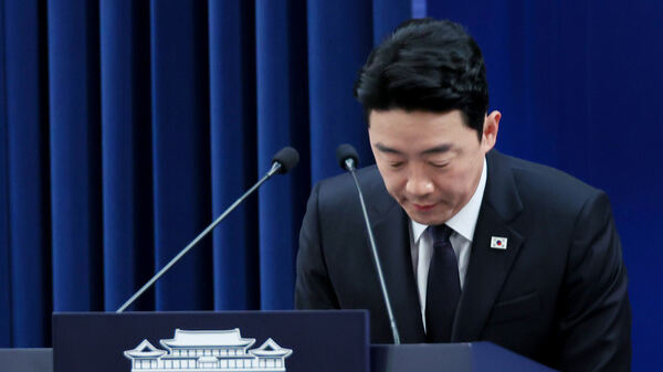 15일 강훈식 비서실장이 청와대 기자회견장에서 전략경제협력 대통령특사 활동 결과 관련 브리핑에 앞서 인사하고 있다. 연합뉴스