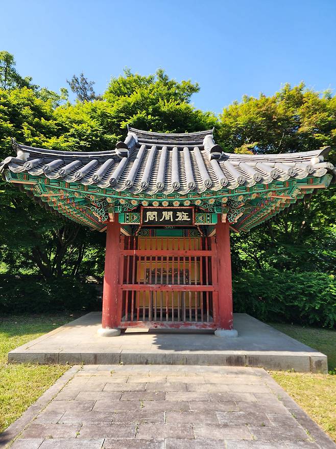 전상의 충신 정려각(충민사 사당 내)