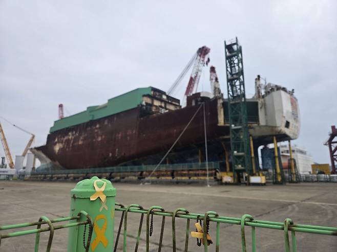 15일 오후 4시께 전남 목포신항만에 세월호 선체가 거치돼 있다. /임지섭 기자 ljs@namdonews.com