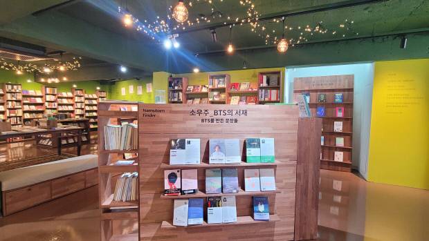 서점 한켠에는 \'BTS를 둘러싼 세계\'를 주제로 관련 서적 컬렉션이 마련돼 있다.