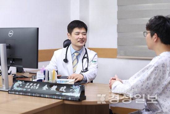 ▲ 서울산보람병원 내과 전문의 김종민 진료부장이 가슴 통증을 호소하는 환자와 상담하고 있다.