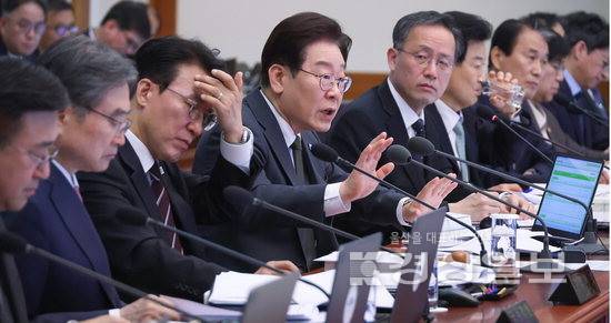 ▲ 이재명 대통령이 14일 청와대에서 열린 국무회의 겸 비상경제점검회의에서 발언하고 있다. 연합뉴스