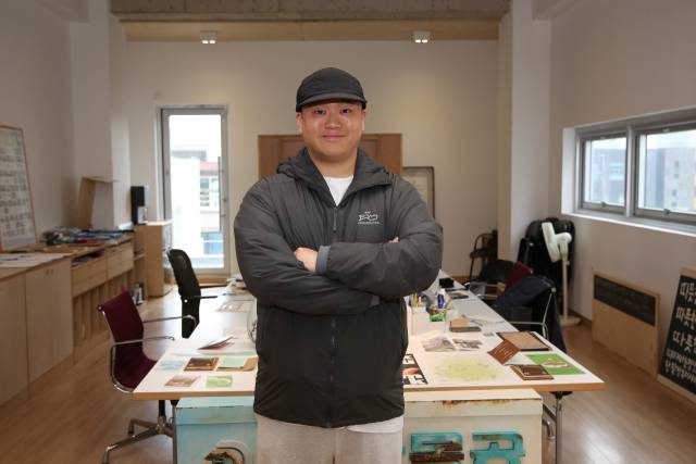 성주현 피키차일드 컴퍼니 대표가 동인동 사무실을 배경으로 포즈를 취하고 있다. 김도훈 기자