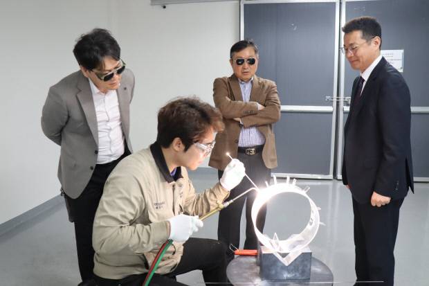신동재 학교법인 한국폴리텍 운영이사가 뿌리산업특화 교육센터에서 진행된 쿼츠용접 시연을 참관하고 있다. 한국폴리텍대학 포항캠퍼스 제공