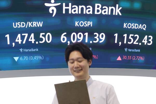 15일 서울 중구 하나은행 본점 딜링룸 현황판에 코스피 등이 표시되고 있다. 연합뉴스