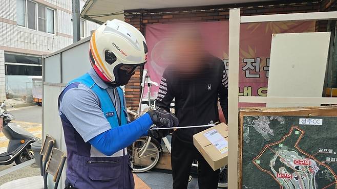 ▲ 성주우체국 집배원이 고독사 위험가구를 방문해 생필품을 전달하며 대상자의 안부와 생활 상태를 확인하고 있다. 성주군