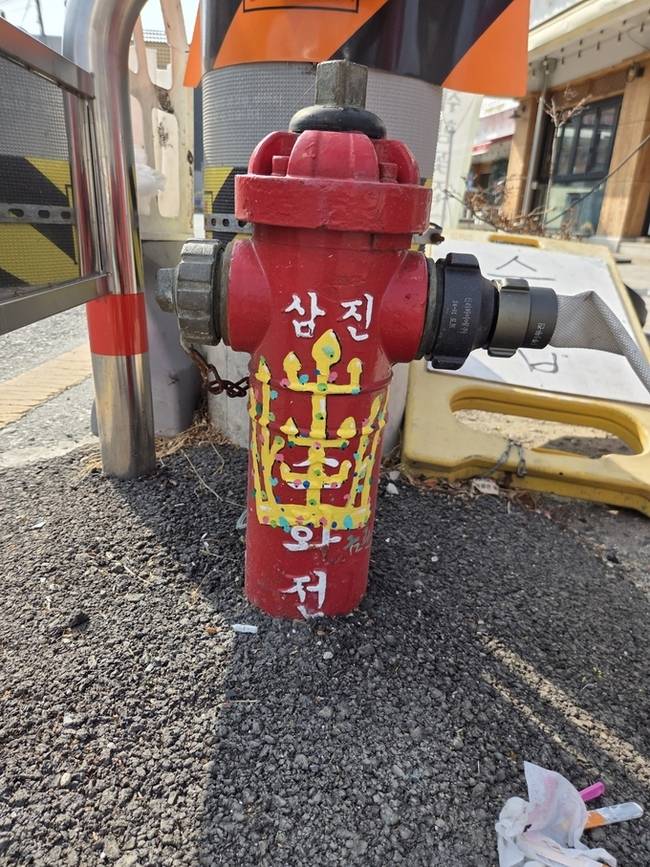 ▲ 경주소방서가 최근 황리단길 인근에 소재한 지상식 소화전 몸체에 경주나 신라를 대표하는 상징이미지를 그려, 관광객들에게 볼거리를 제공하고 있다. 경주소방서