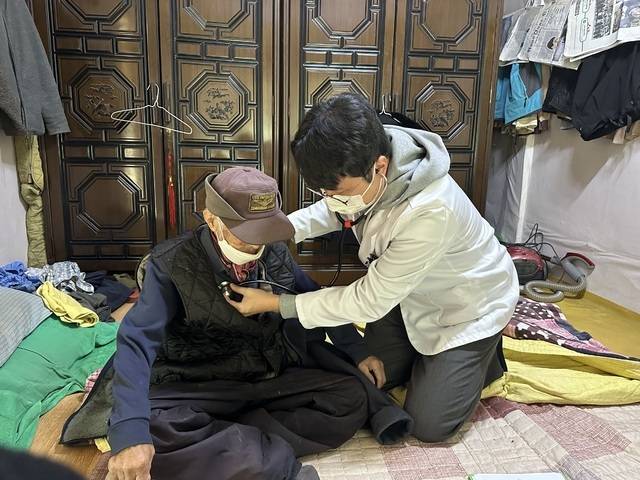 지역사회 통합돌봄 대상자가 관할 의료기관 관계자의 도움을 받고 있다. 대구시 제공