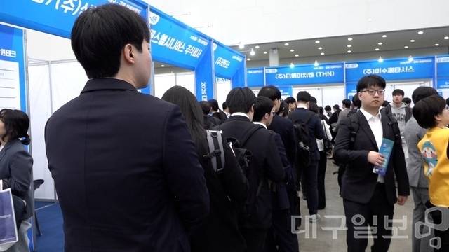대구·경북 채용박람회 현장면접에 참여하기 위해 청년 구직자들이 대기하고 있다. 대구일보DB