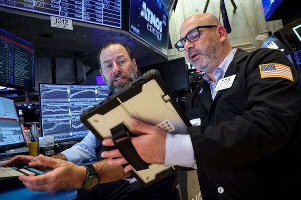 미국 뉴욕시의 뉴욕증권거래소(NYSE)에서 거래자들이 거래장에서 업무를 보고 있다. [출처=연합뉴스]