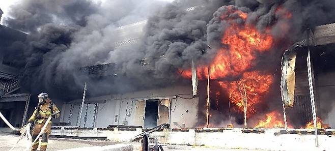 지난 12일 완도군 군외면 한 수산물냉동창고에서 발생한 화재. /사진: 전남소방본부 제공