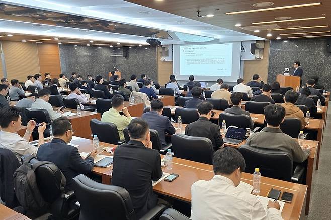 한국주택협회 회원사 법무ㆍ하자관리 담당자들이 15일 서울 논현동 건설회관에서 열린 ‘건설감정실무 2026 개정판 주요 변경사항 해설ㆍ대응 방안’ 설명회에서 주제 발표를 듣고 있다. 이승윤 기자 leesy@