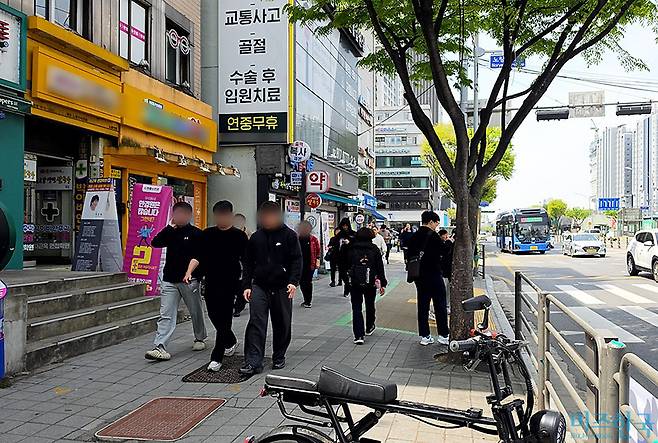 점심시간 노량진 거리에서 시민들이 오가고 있다. 사진=정원혁 인턴기자