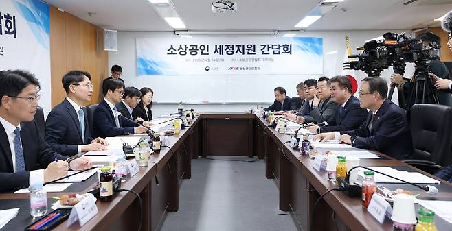 임광현 국세청장(왼쪽 두 번째)이 14일 서울 영등포구 소상공인연합회에서 세정지원 간담회를 열고 소상공인 지원방안에 대해 설명하고 있다.(사진제공=국세청)