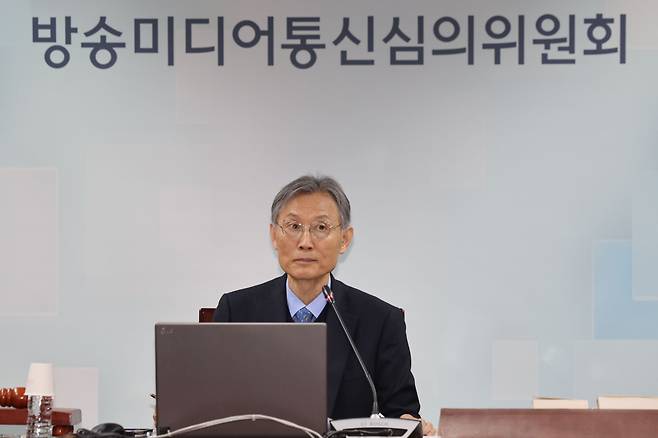 3월 12일 오후 서울 양천구 방송미디어통신심의위원회에서 열린 2026년 제1차 방미심위 정기 회의에서 고광헌 상임위원이 자리하고 있다.(뉴시스)